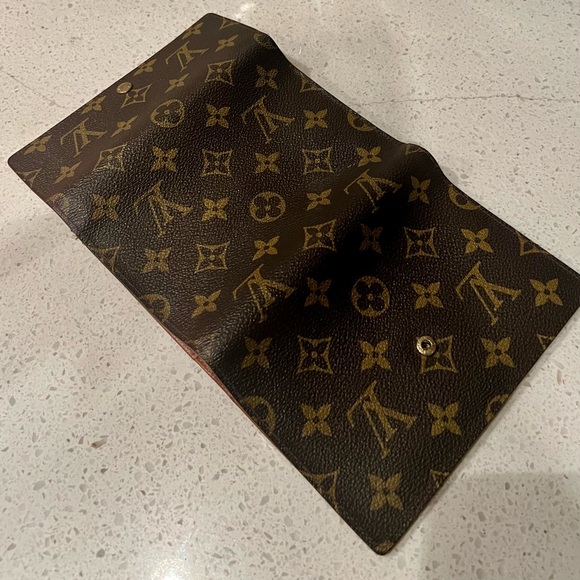 Louis Vuitton Monogram Wallet (Free Chain) - Picture 16 of 16